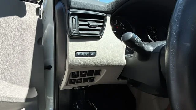 Used 2019 White Nissan SL image 22