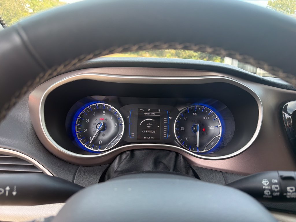 Used 2023 Black Chrysler LX image 18