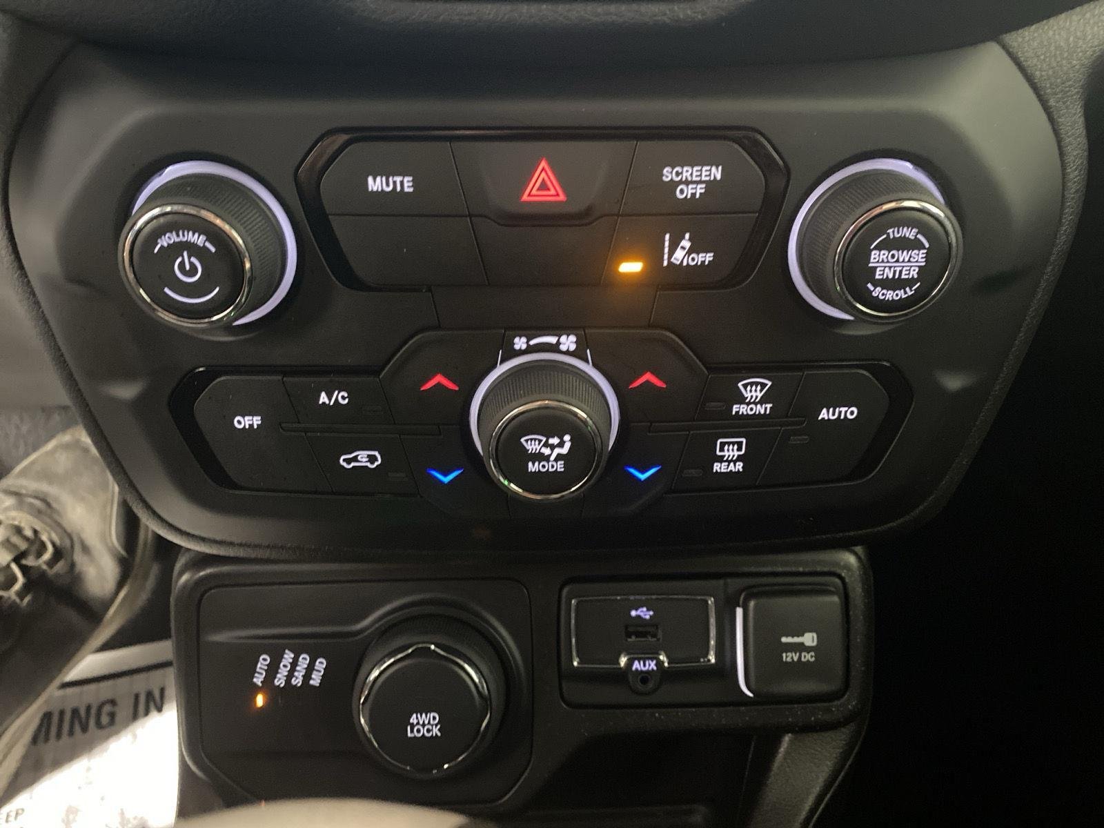 Used 2021 Bikini Metallic Clearcoat Jeep Latitude image 20