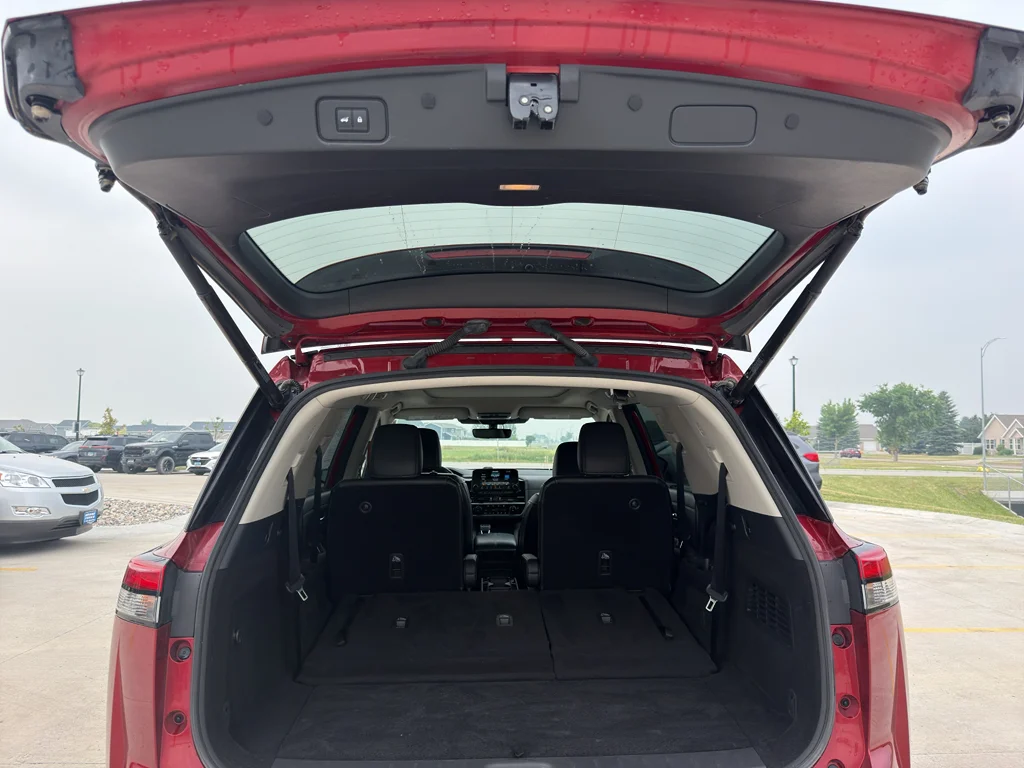 Used 2023 Scarlet Ember Tintcoat Nissan SL image 6