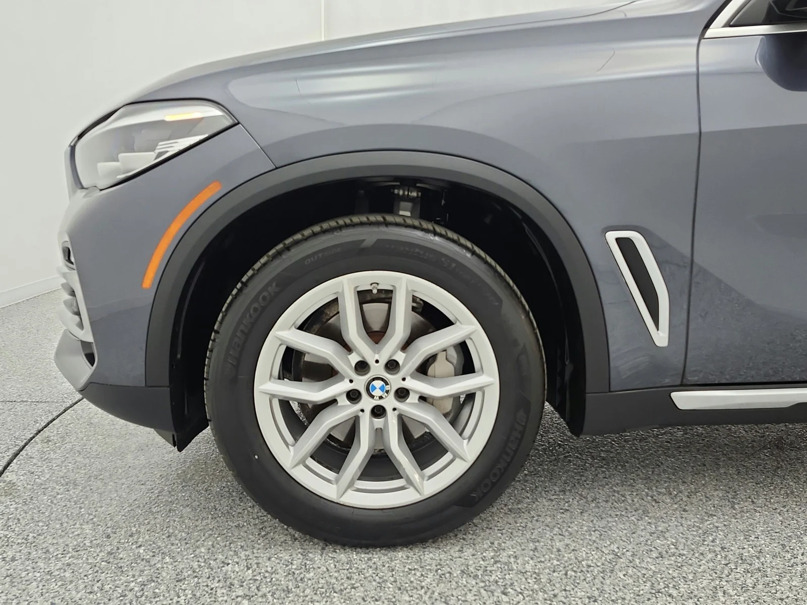 Used 2020 Arctic Gray Metallic BMW sDrive40i Sports Activity Vehicle image 17
