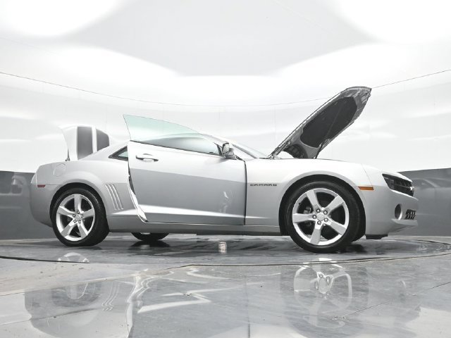 Used 2011 Silver Chevrolet 1LS image 31