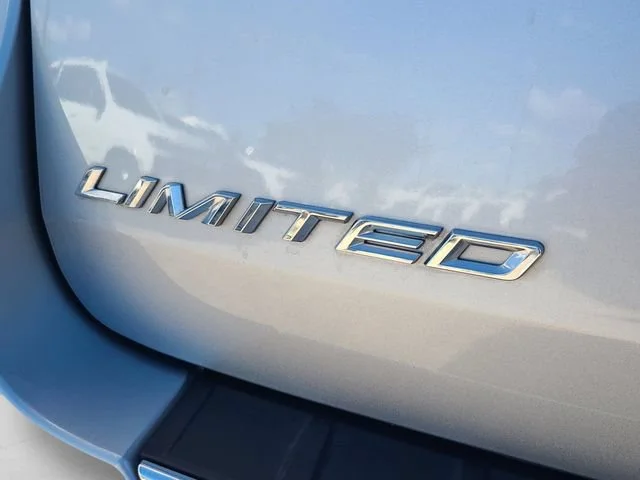Used 2023 Silver Ford Limited image 35
