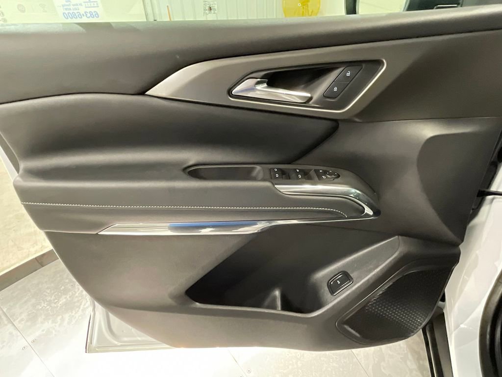 Used 2025 Summit White Chevrolet LT image 22