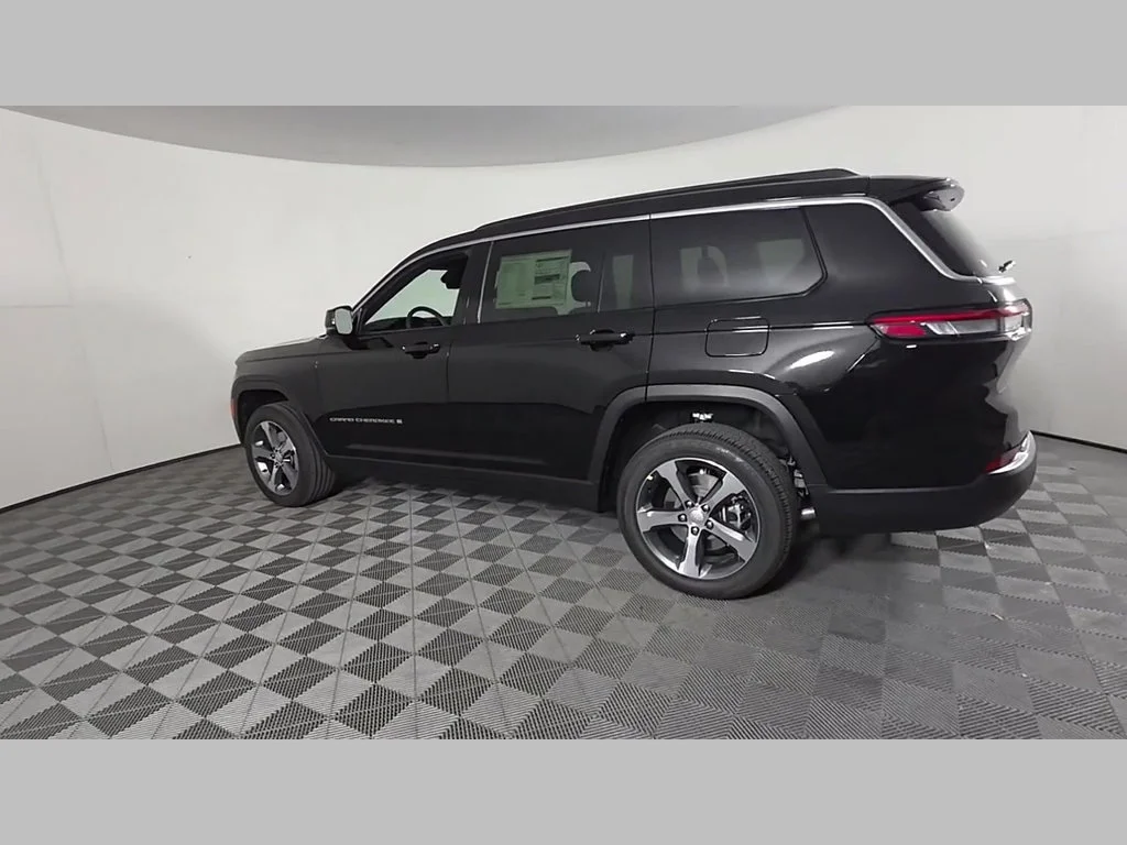 New 2026 Diamond Black Crystal Pearl-Coat Exterior Paint Jeep Limited image 32