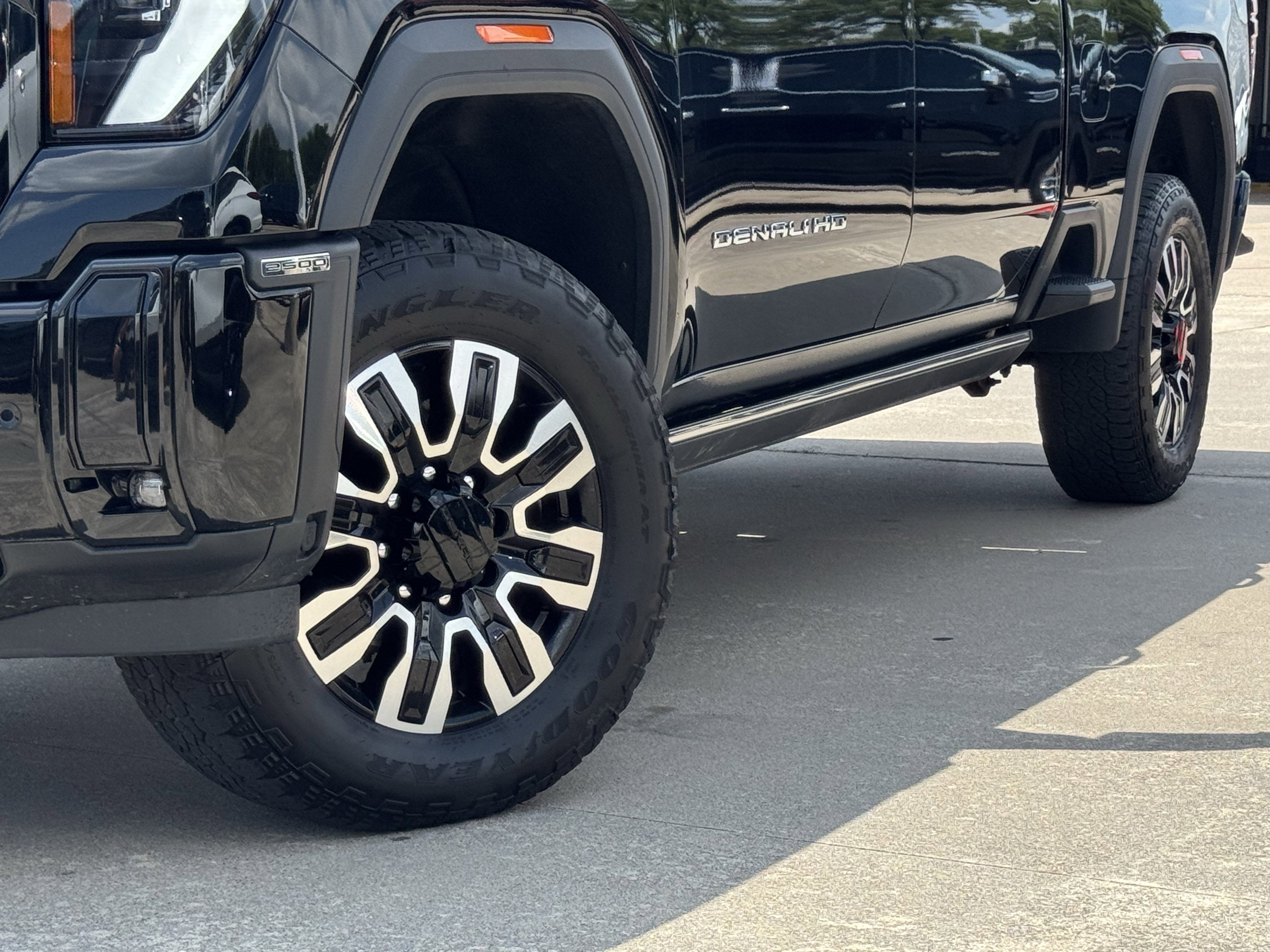 Used 2025 Onyx Black GMC Denali Ultimate image 11