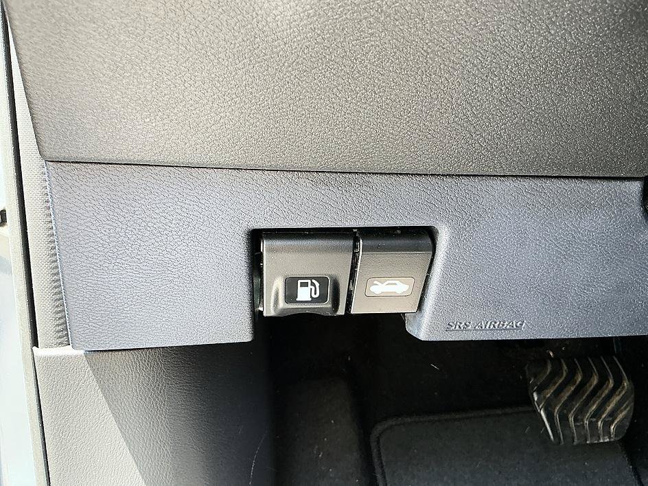 Used 2022 Gray/Super Black Nissan SV image 13