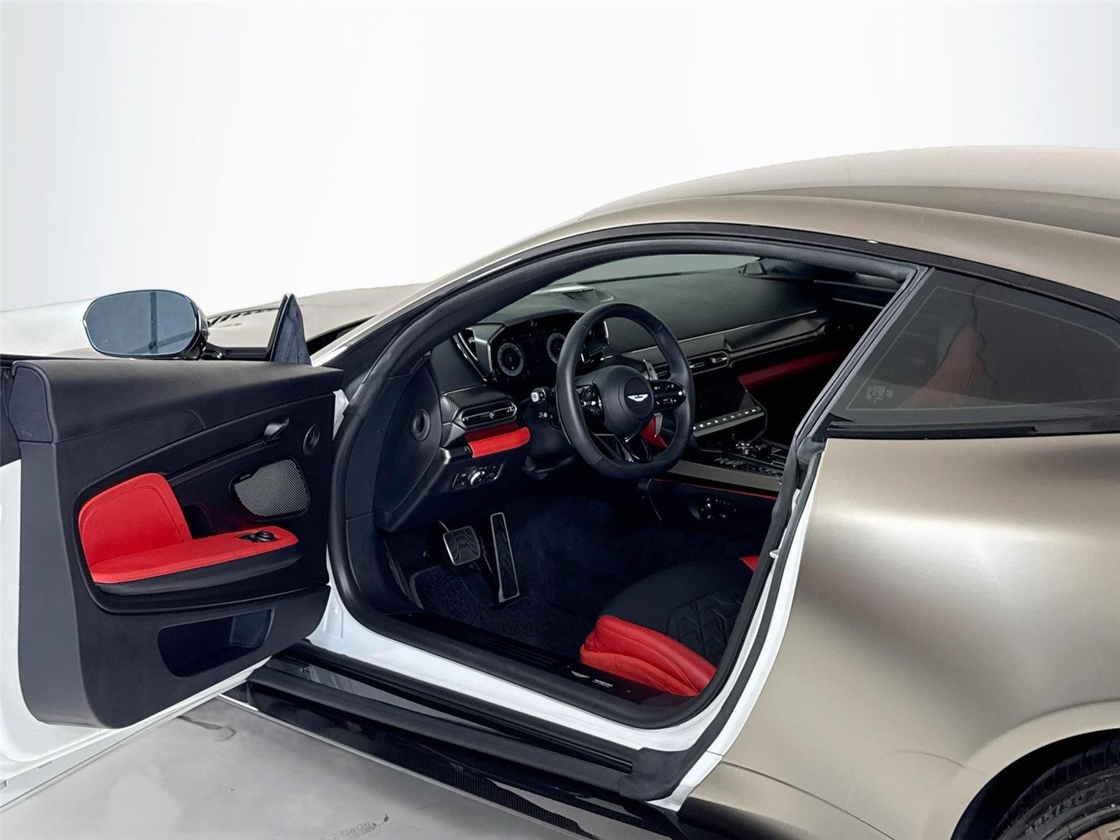 Used 2025  Aston Martin  image 12