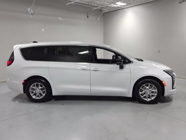 New 2027 Bright White Clear-Coat Paint Chrysler Select image 19
