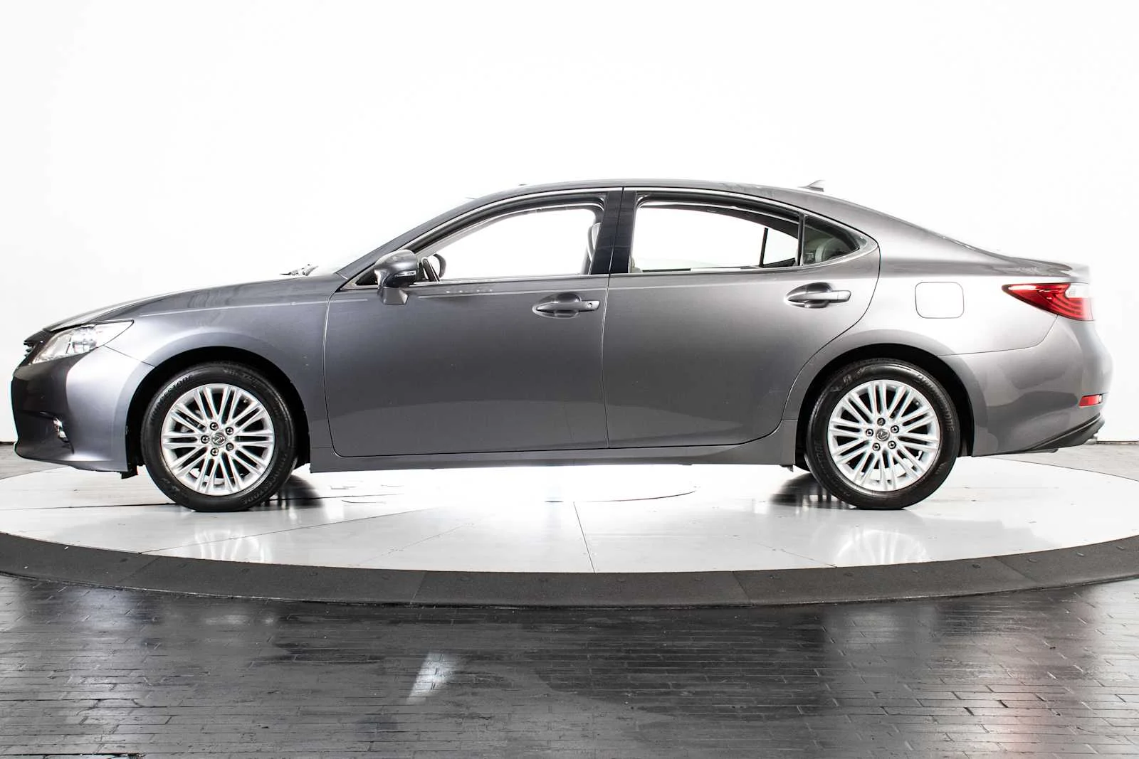 Used 2013 Nebula Gray Pearl Lexus 4dr Sdn image 2