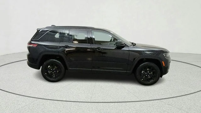 New 2026 Diamond Black Crystal Pearl-Coat Exterior Paint Jeep Laredo Altitude image 11