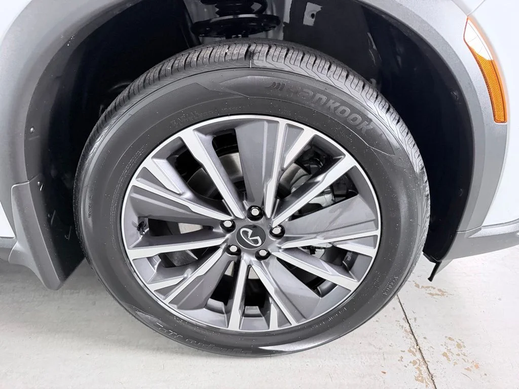 New 2027 RADIANT WHITE INFINITI Luxe FWD image 5