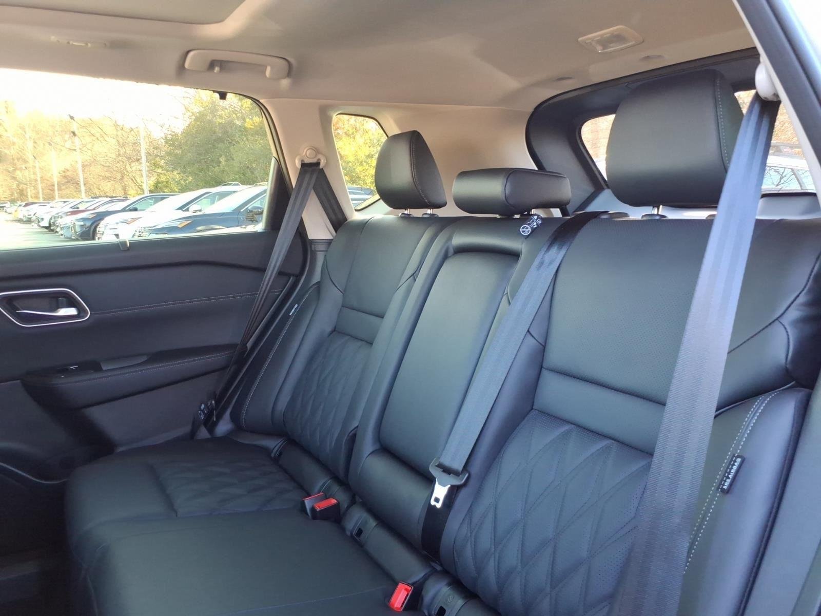 New 2026 Champagne Silver Metallic / Super Black Two-tone Nissan Platinum image 11
