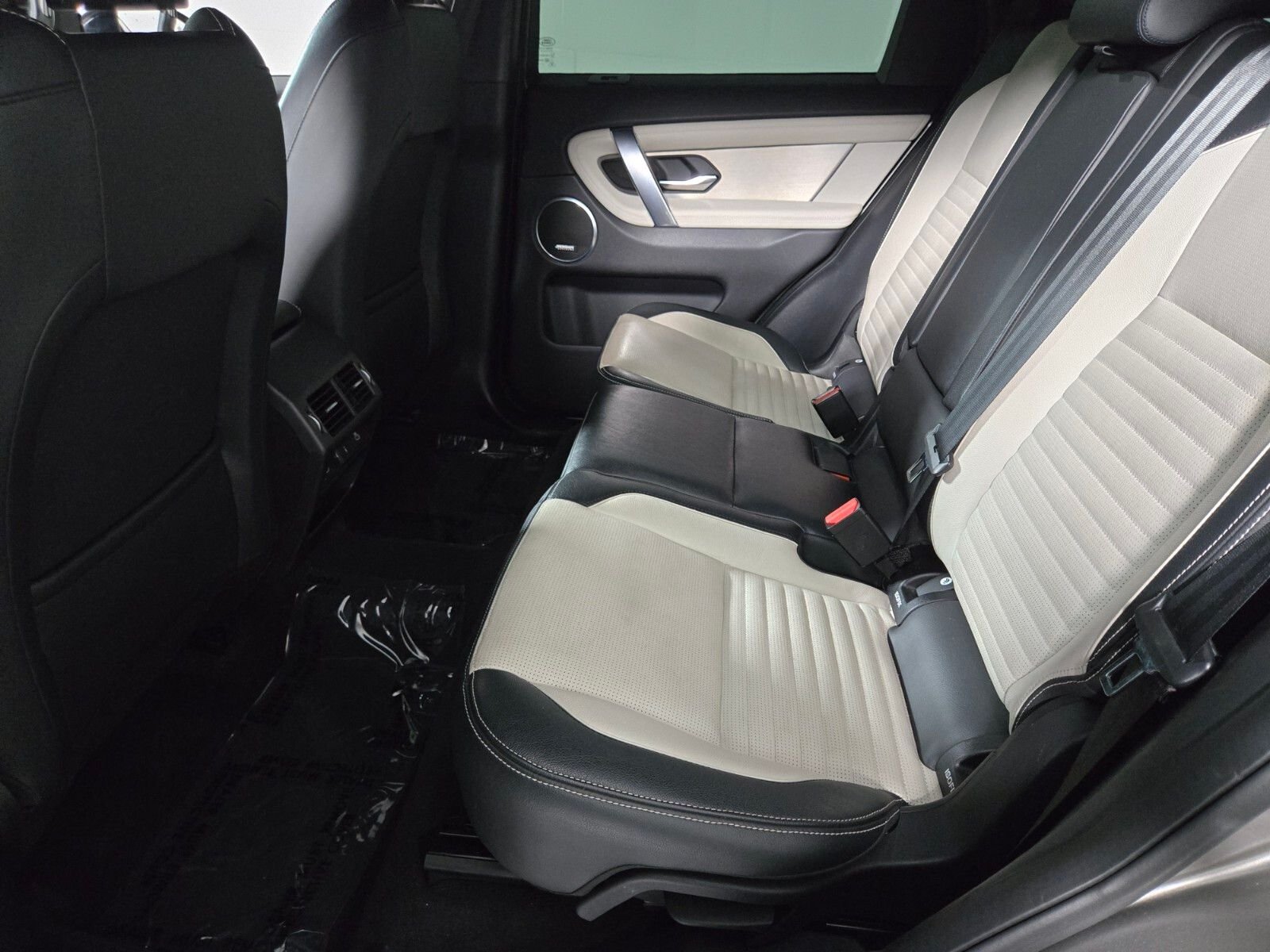 Used 2022 Silicon Silver Premium Metallic Land Rover SE R-Dynamic image 5