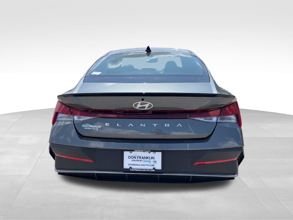 Used 2025 Gray Hyundai SEL Sport image 4