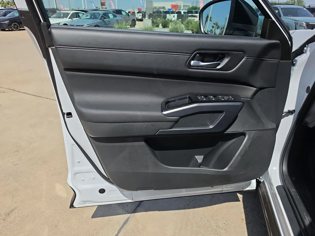 New 2026 Everest White Pearl TriCoat Nissan SL image 23