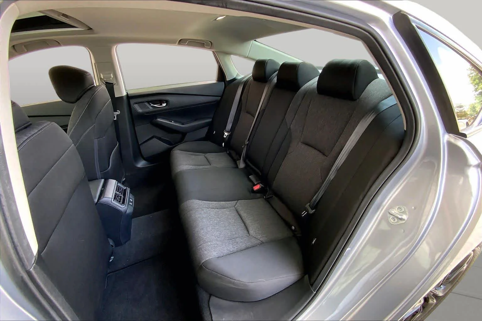 Used 2025 Solar Silver Metallic Honda SE image 31