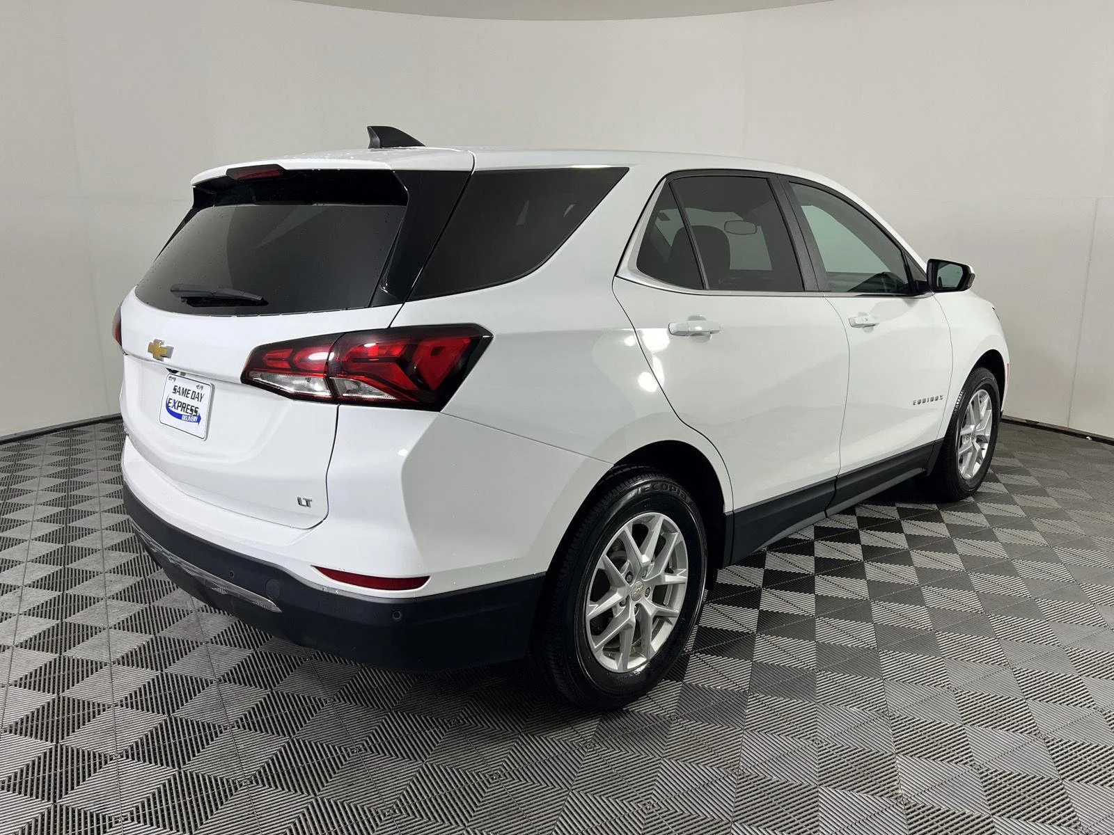 Used 2024 Summit White Chevrolet LT image 29