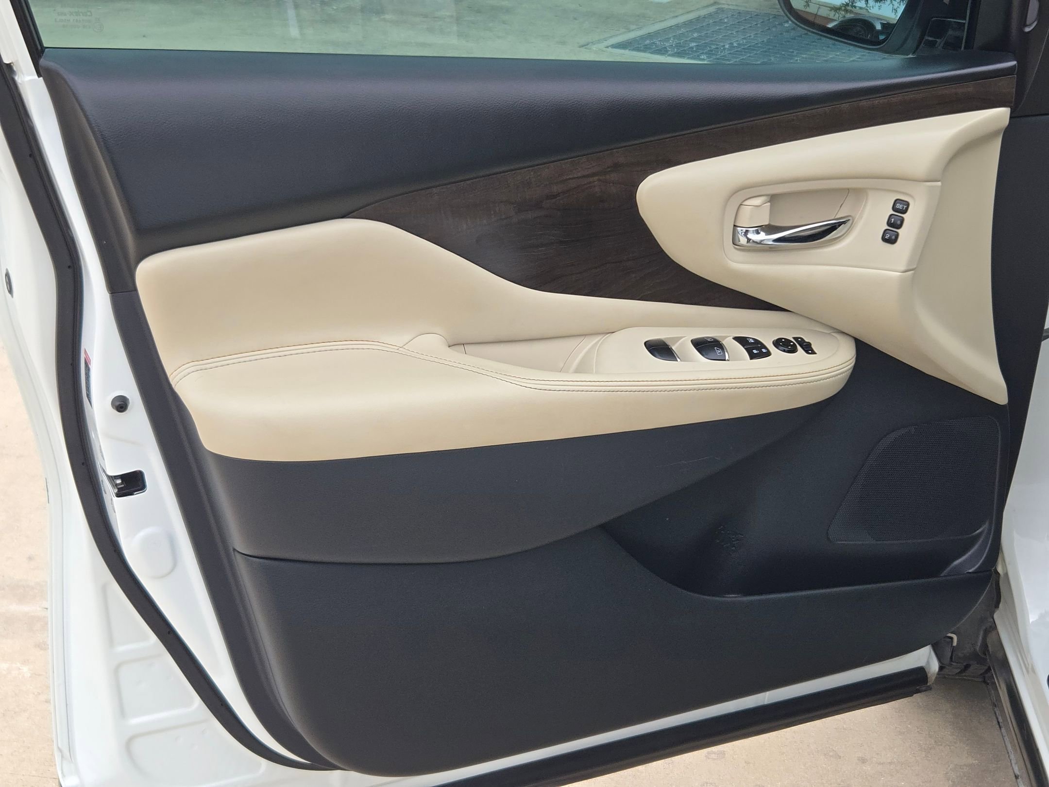 Used 2022 Pearl White Tricoat Nissan Platinum image 12