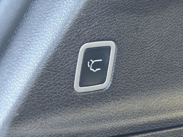 Certified Used 2025 Bright White Clearcoat Chrysler Select image 19