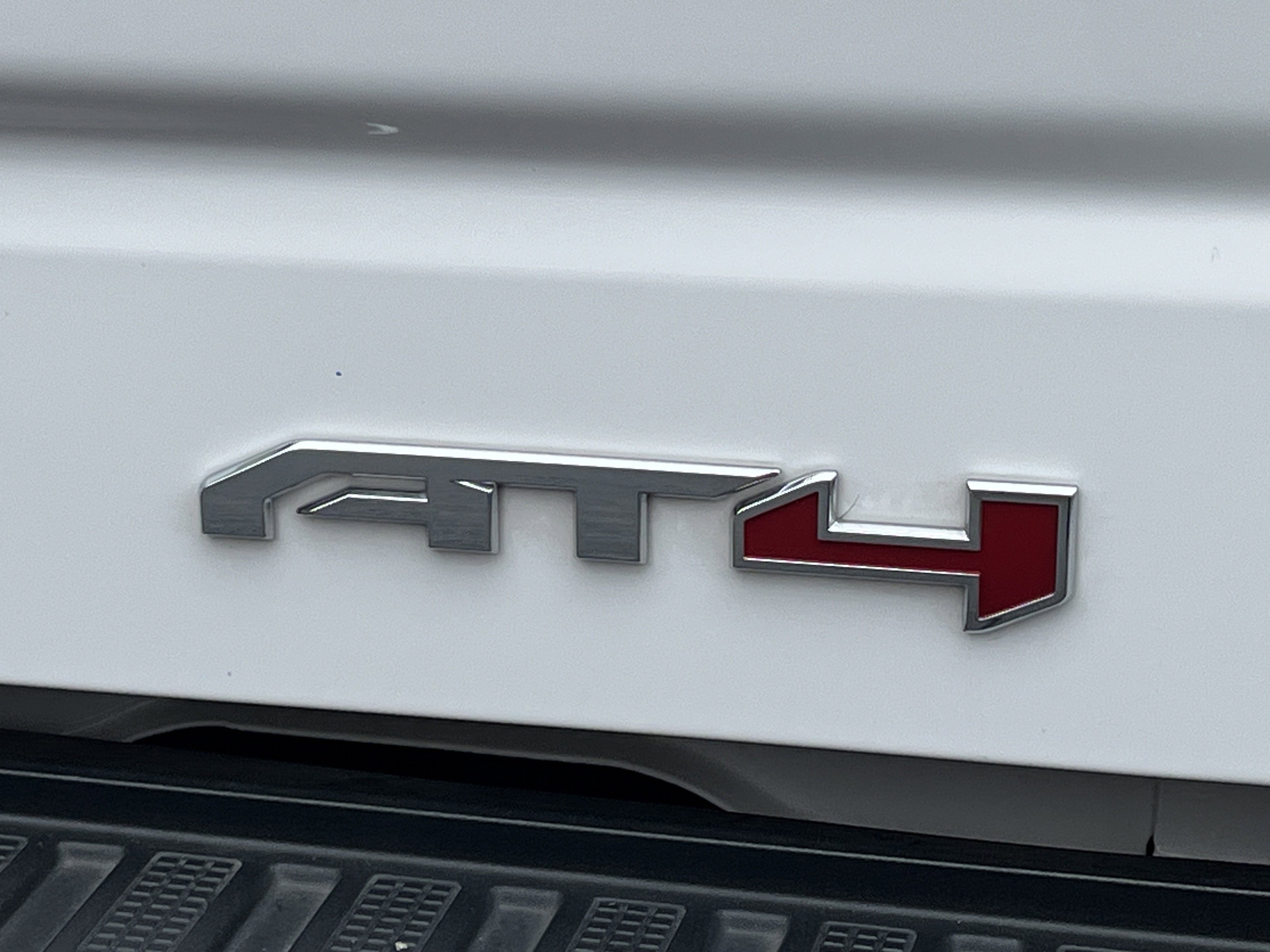 Used 2025 Summit White GMC AT4 image 30