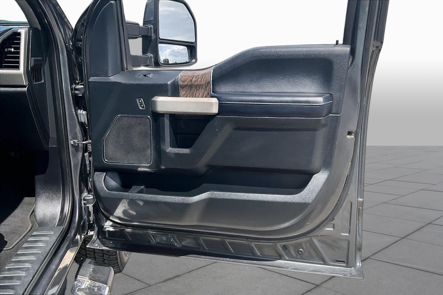 Used 2019 Magnetic Metallic Ford LARIAT image 21
