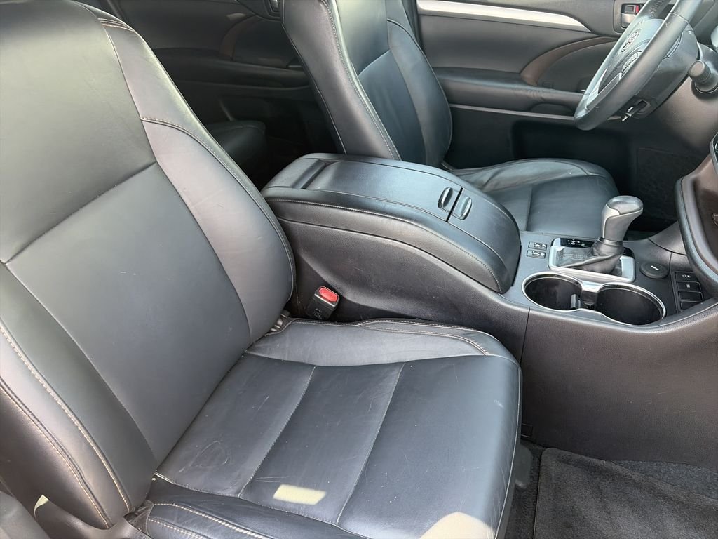 Used 2016 White Toyota XLE V6 image 35
