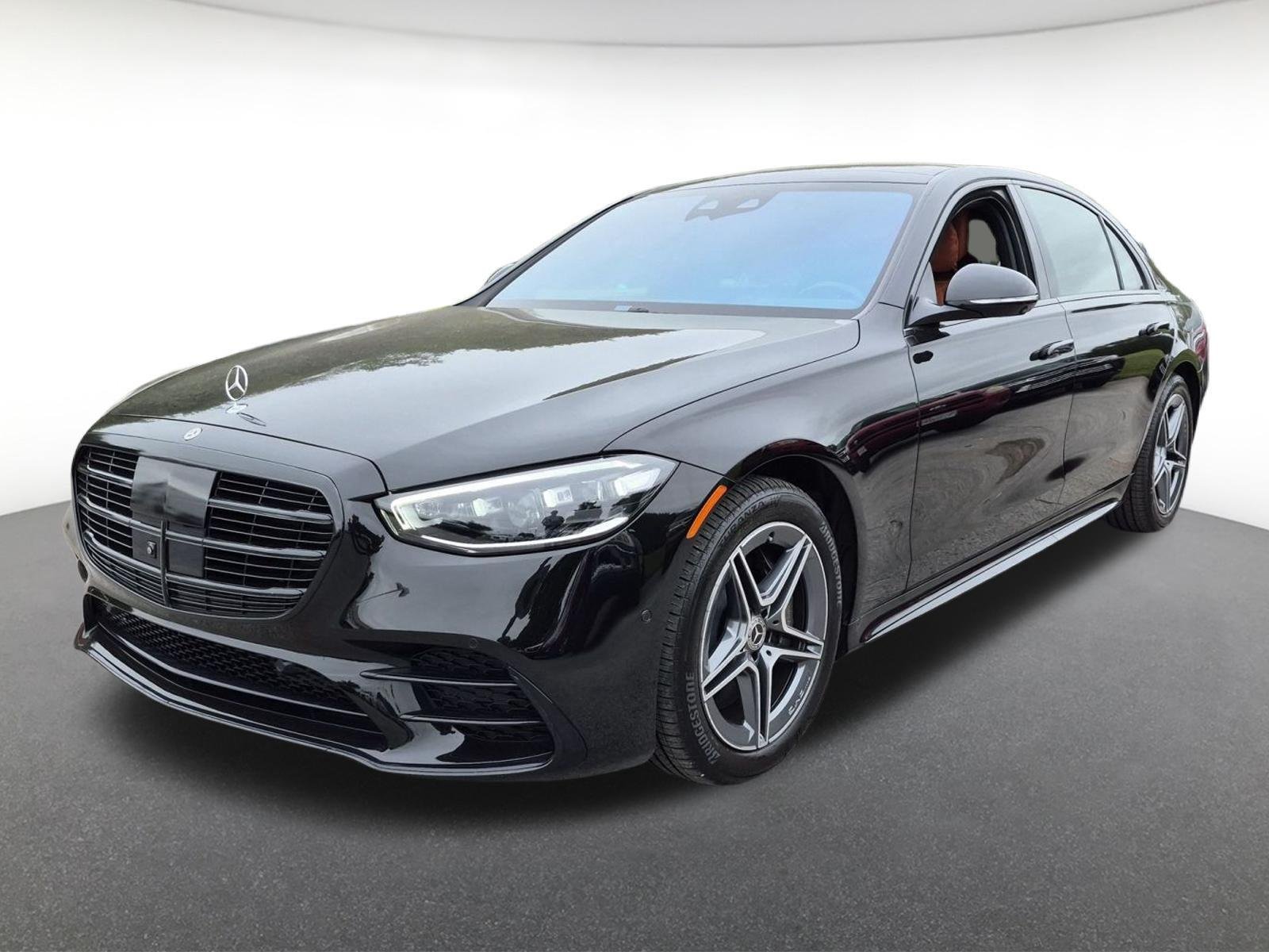 Used 2025 Obsidian Black Metallic Mercedes-Benz S 580e image 1