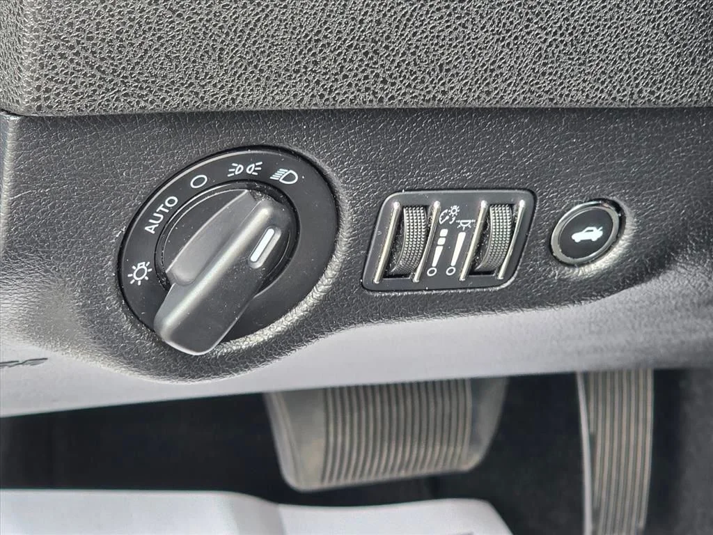 Used 2022 Black Dodge SXT image 8