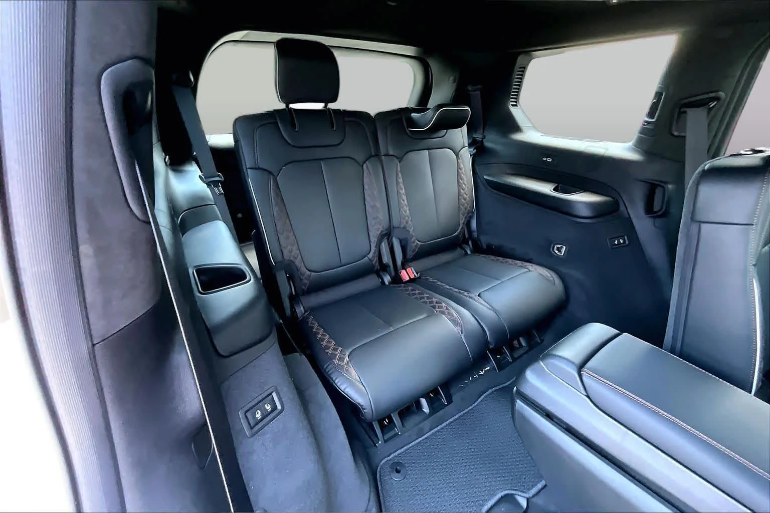 New 2026 Bright White Clear-Coat Exterior Paint Jeep Summit image 23