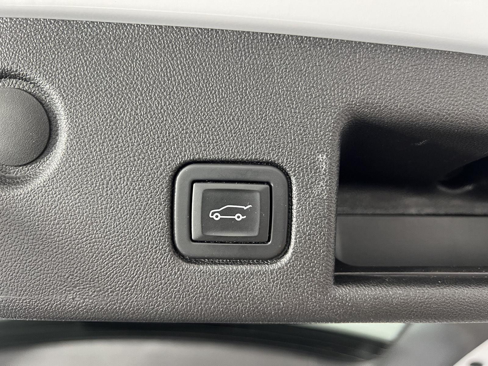 Used 2024 Summit White Chevrolet LT image 21