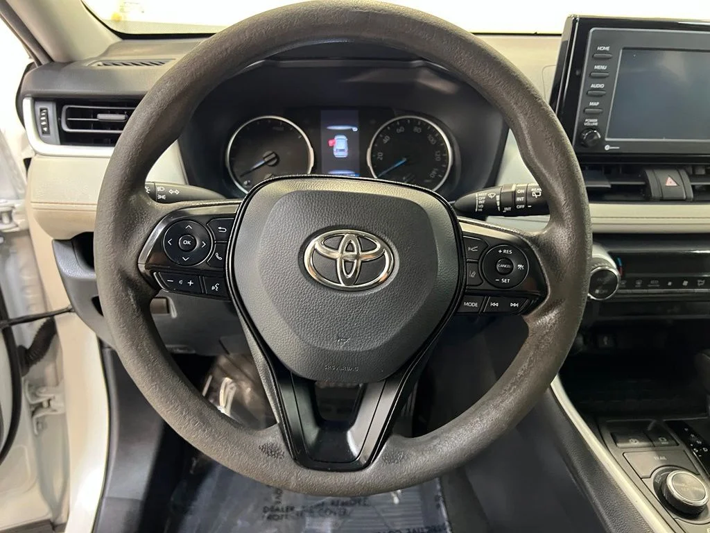 Used 2022 White Toyota XLE image 19