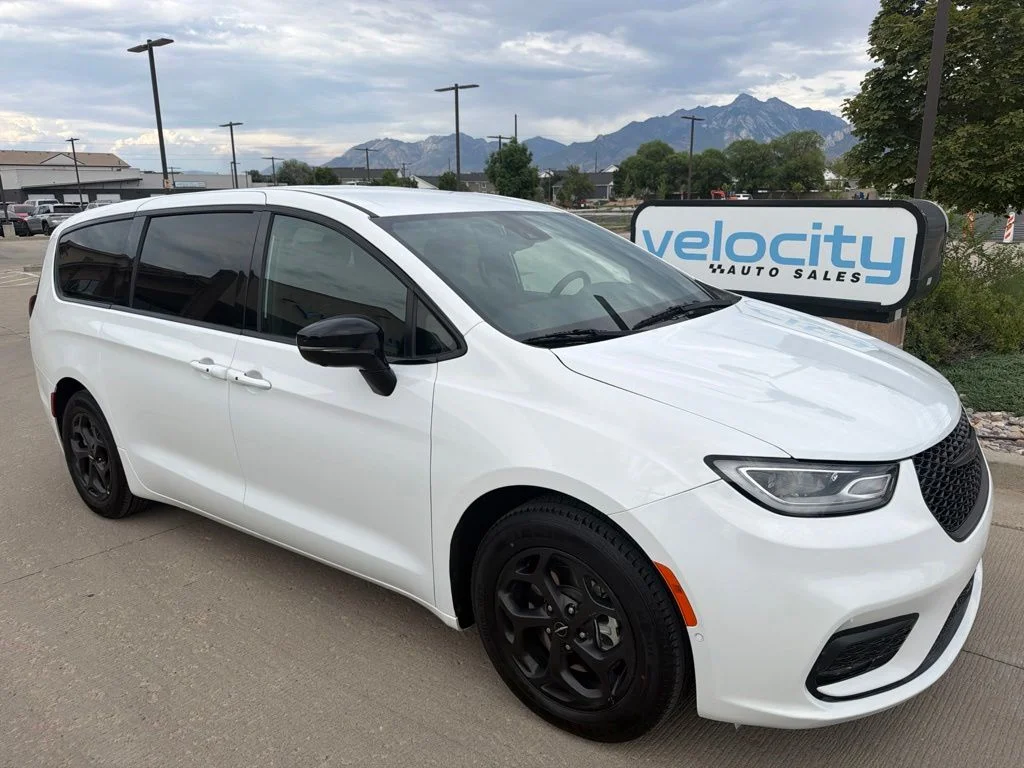 Used 2024 White Chrysler Select S Appearance image 1