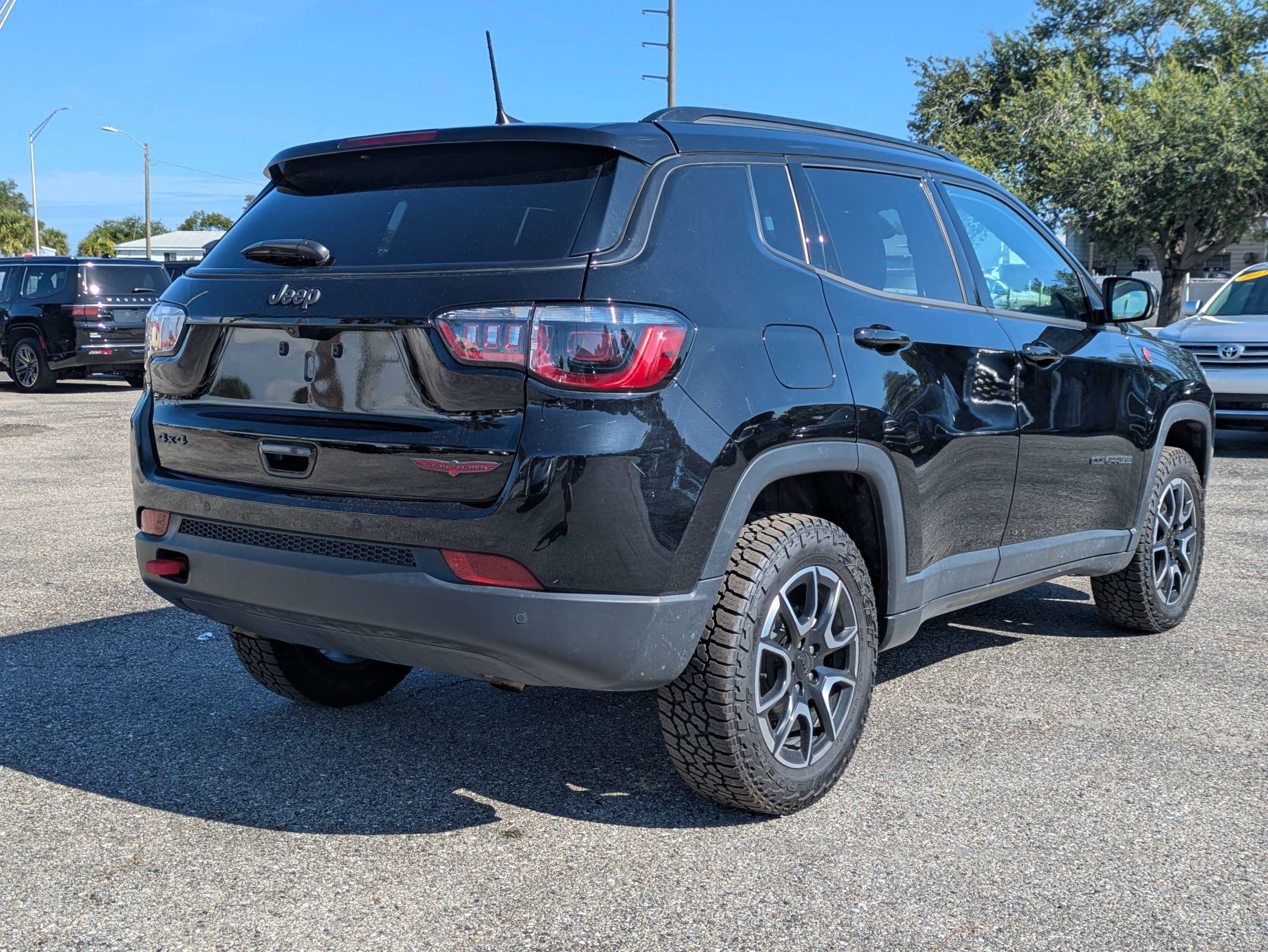 Used 2024 Diamond Black Crystal Pearlcoat Jeep Trailhawk image 5