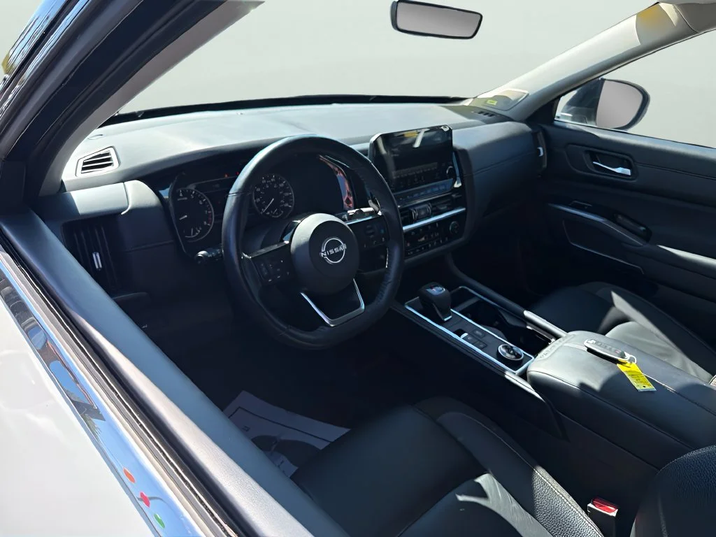 Used 2024 Pearl White Tricoat/Super Black Nissan SL image 13