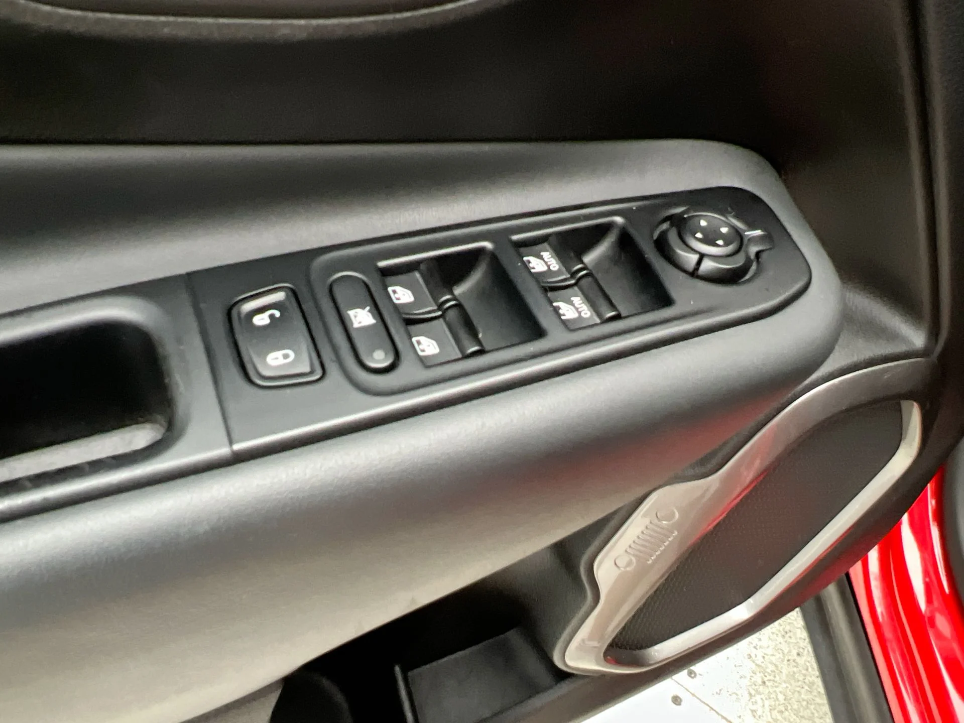 Used 2023 Red Jeep Latitude image 22