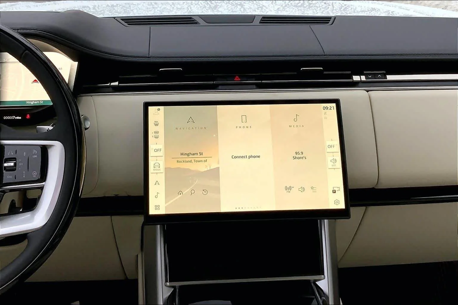 New 2026 Fuji White Land Rover SE image 7