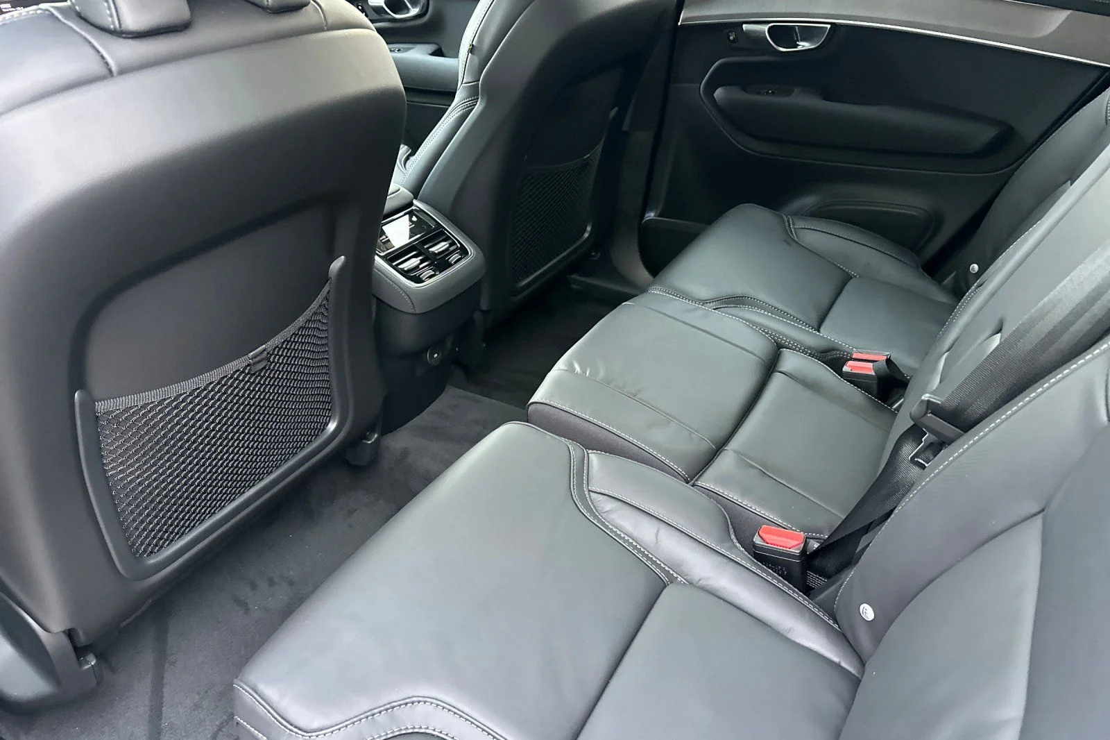 New 2026 Crystal White Volvo B6 Ultra Dark Theme 7-Seater image 4