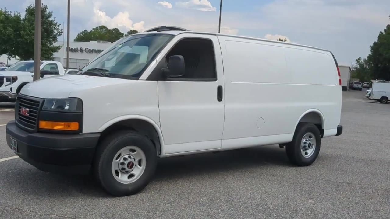 New 2025 Summit White GMC Work Van image 4