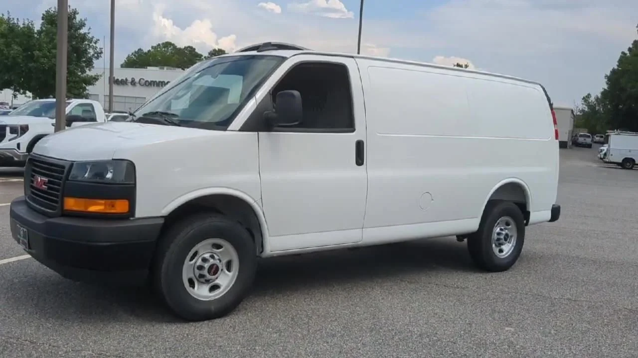 New 2025 Summit White GMC Work Van image 4