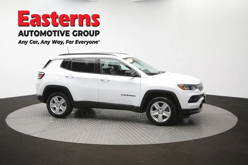 Used 2022 White Jeep Latitude image 46