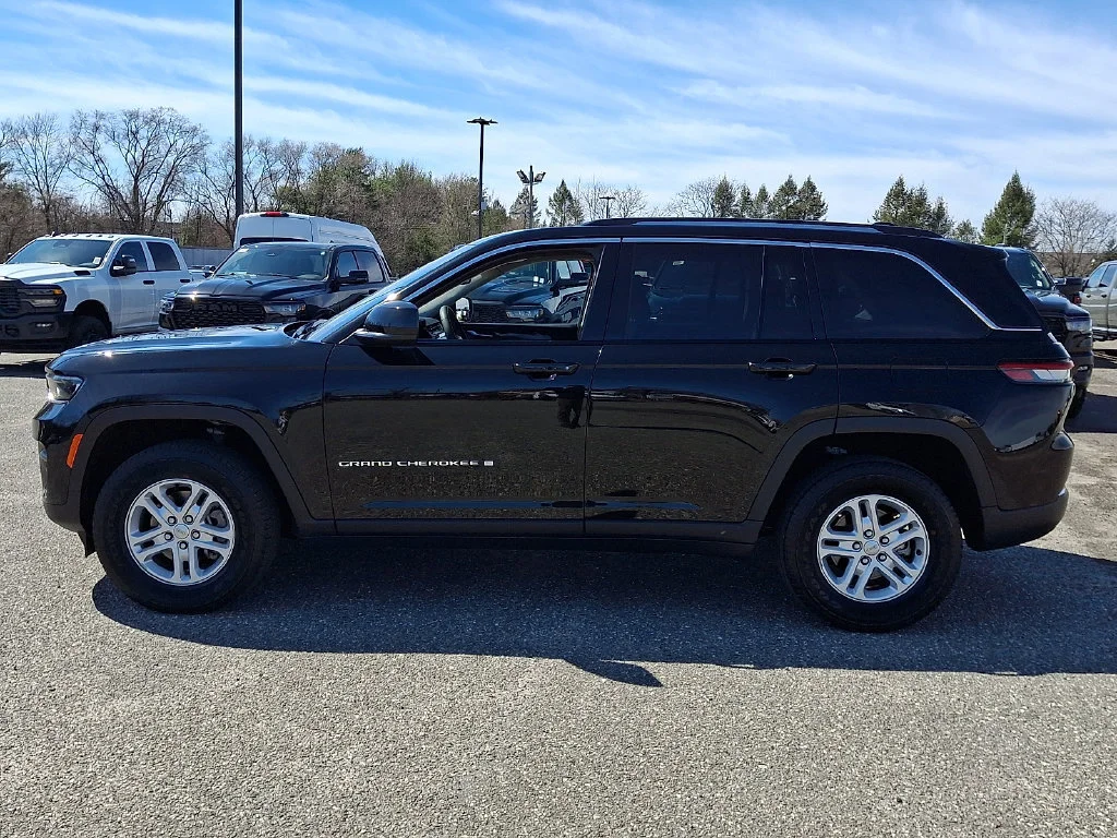 Used 2023 Diamond Black Crystal Pearlcoat Jeep Laredo image 7