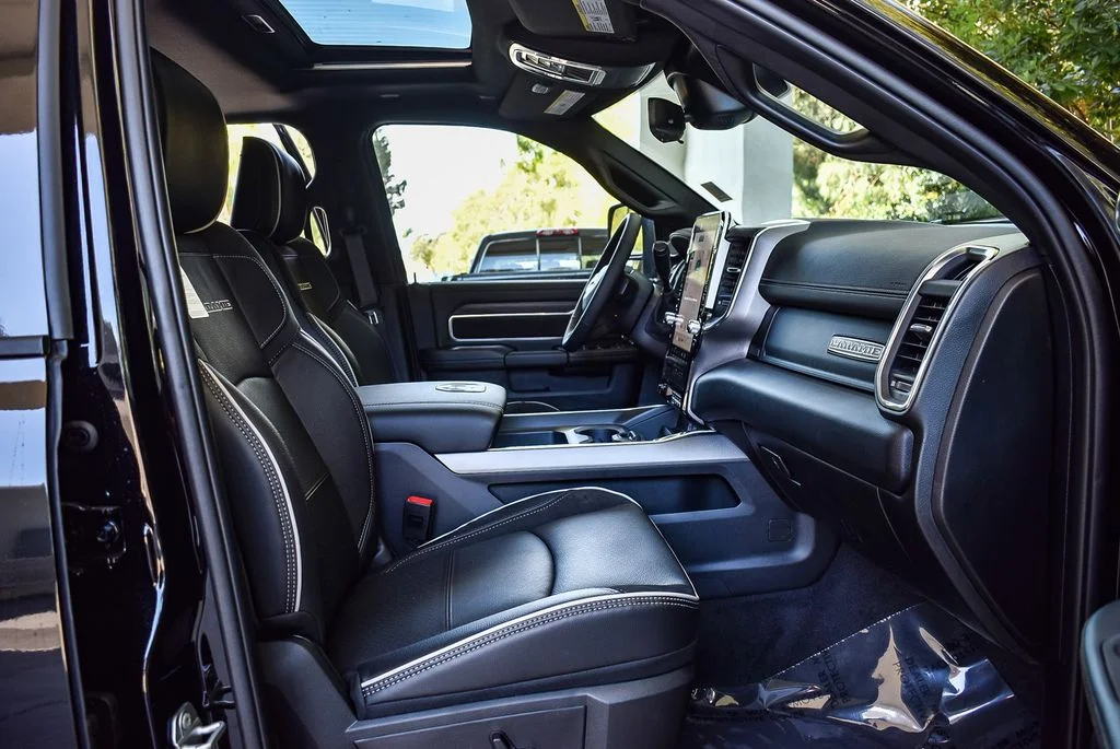 New 2026 Diamond Black Crystal Pearl-Coat Exterior Paint RAM Laramie image 16