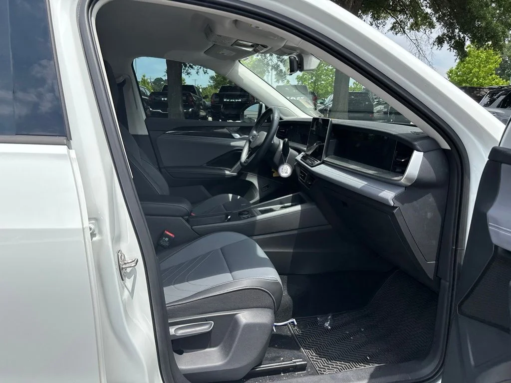 Used 2025 White Volkswagen 2.0T SE image 18