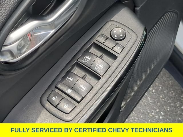Used 2023 White Jeep Altitude image 23