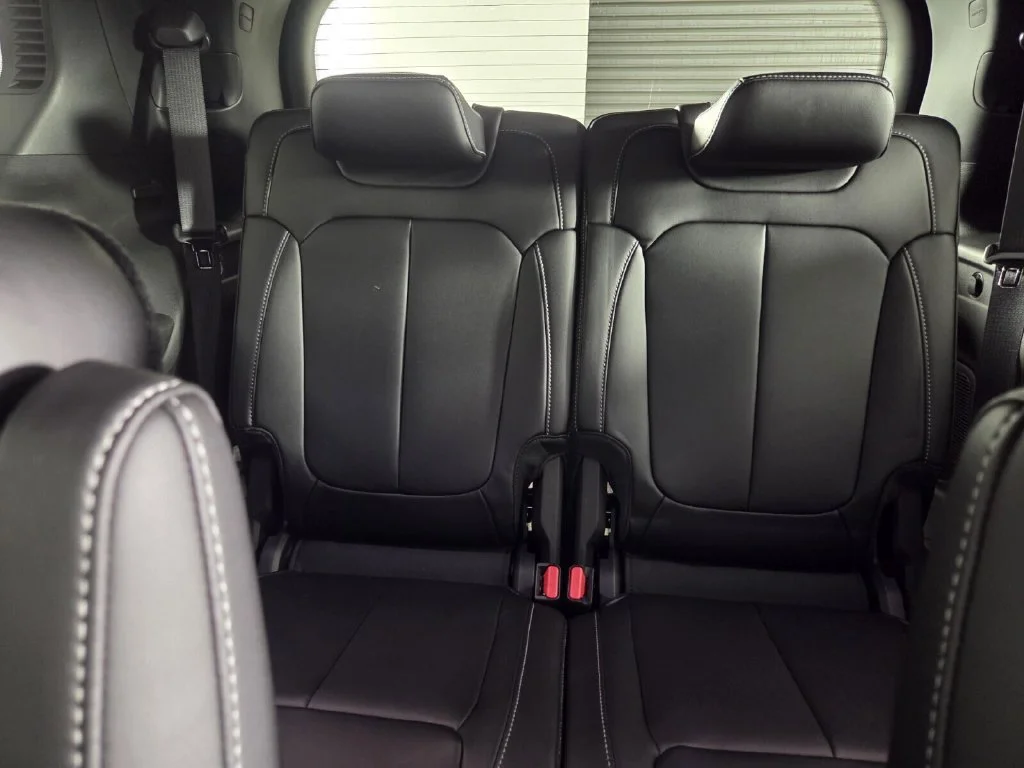 New 2026 Diamond Black Crystal Pearl-Coat Exterior Paint Jeep Limited image 18