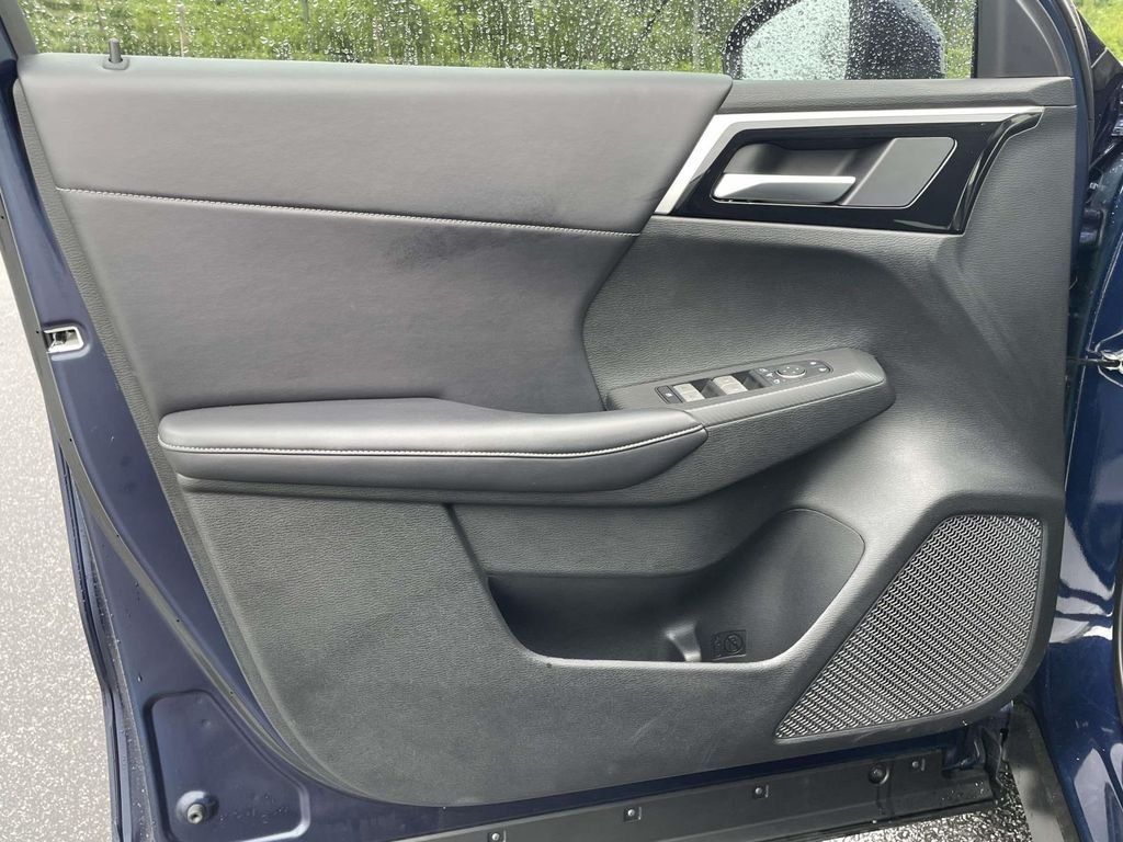 Used 2025 Cosmic Blue Metallic Mitsubishi SE image 5