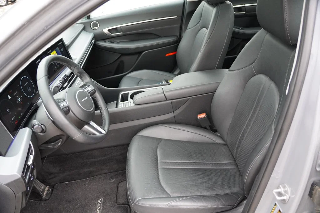 Used 2024 Transmission Blue Hyundai Limited image 4