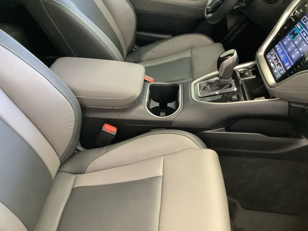Used 2025 White Subaru Onyx Edition XT image 14