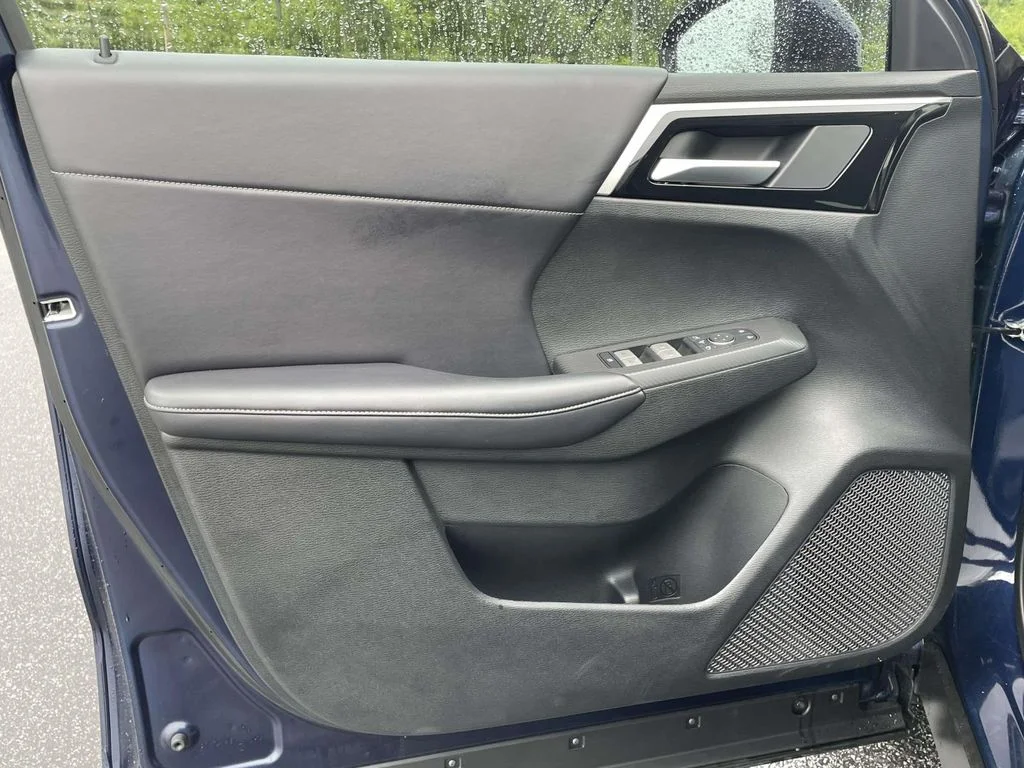 Used 2025 Cosmic Blue Metallic Mitsubishi SE image 5